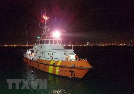 Cứu hộ thành công 9 ngư dân do tàu bị chìm trên vùng biển Cà Mau