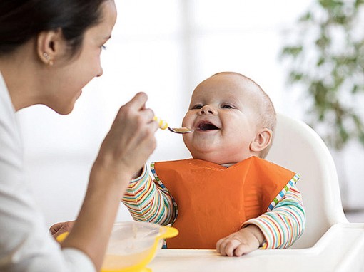 Sớm dùng thức ăn rắn có thể giúp trẻ ngủ ngon hơn?