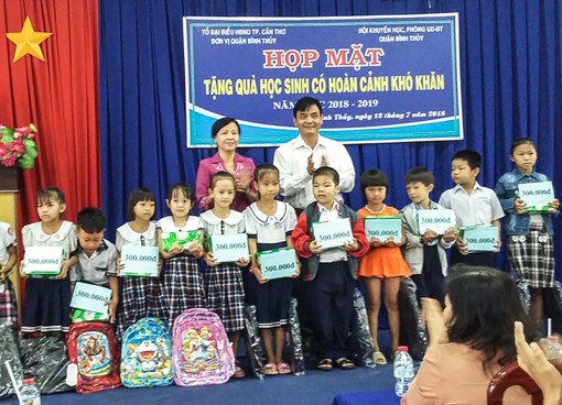 Họp mặt tặng quà học sinh có hoàn cảnh khó khăn

năm học 2018-2019