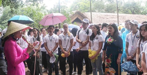 Về thăm quê hương Bác