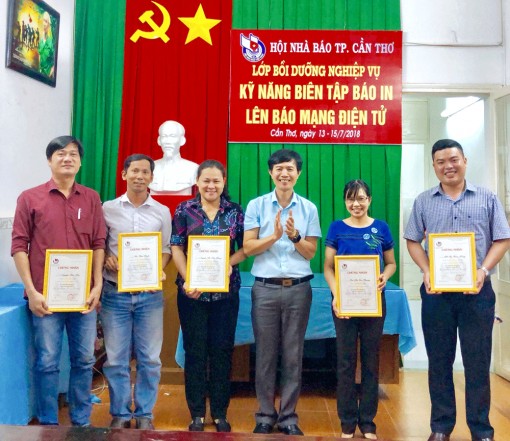 Bế giảng lớp tập huấn kỹ năng biên tập báo in lên báo điện tử