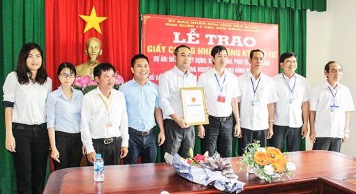 Nhận giấy chứng nhận đăng ký đầu tư dự án với 800 tỉ đồng