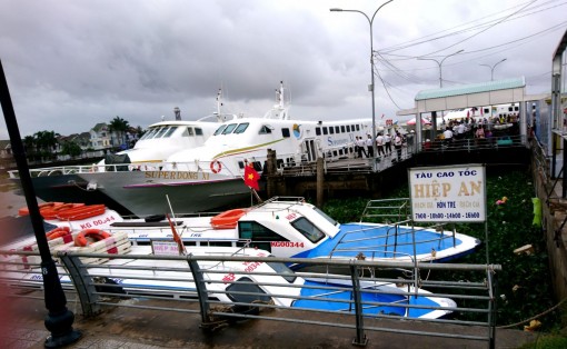 Hàng ngàn du khách đến Phú Quốc chờ đợi 3 ngày vẫn chưa đi, về được