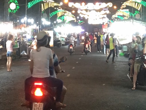 Rộn ràng chợ đêm Trần Phú