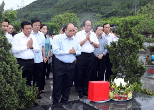 Thủ tướng Nguyễn Xuân Phúc
dâng hương tại Khu Di tích Kim Liên và Khu di tích Tổng Bí thư Hà Huy Tập