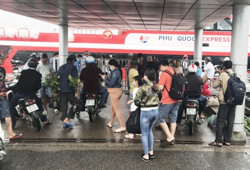 Hàng ngàn hành khách “thoát nạn” kẹt tàu tuyến biển