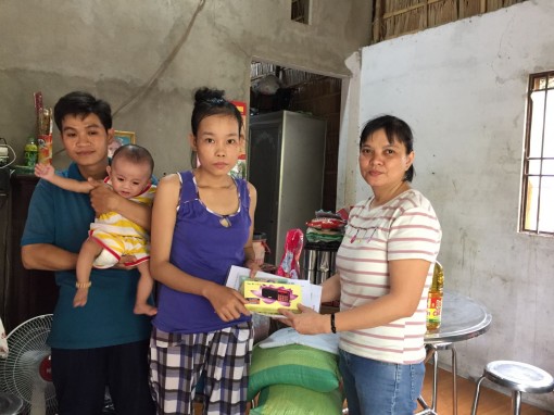 Nhóm từ thiện bạn bè của chị Trần Thị Tuyết Lan hỗ trợ tiền, quà cho Mỹ Phụng