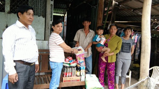Trao tiền từ thiện cho gia đình anh Vui ở Phong Điền