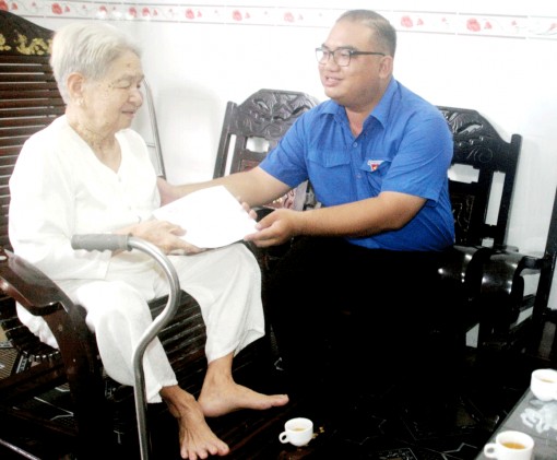 Thăm, tặng quà Mẹ Việt Nam Anh hùng và gia đình chính sách