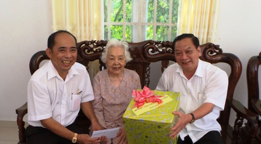 Bí thư Thành ủy thăm, tặng quà gia đình chính sách