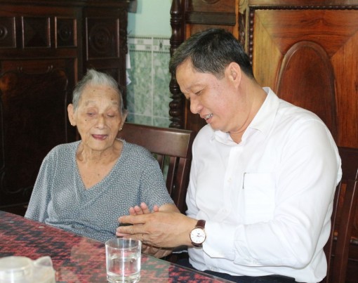 Đồng chí Phạm Văn Hiểu thăm hỏi, tặng quà Mẹ Việt Nam Anh hùng, gia đình chính sách