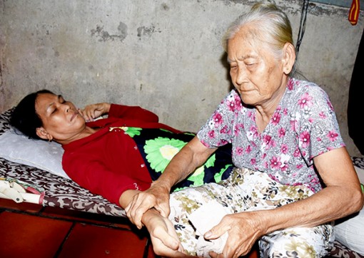 Mẹ già 73 tuổi chăm sóc con gái bị tai biến