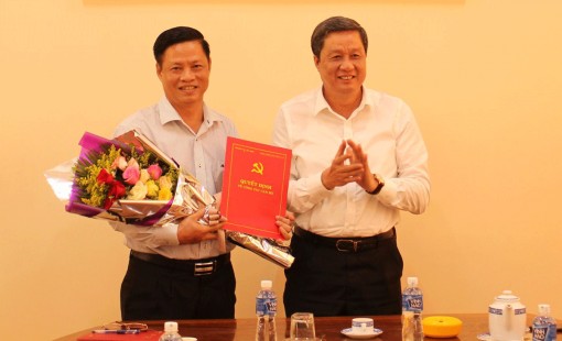Ban Thường vụ Thành ủy trao quyết định điều động cán bộ