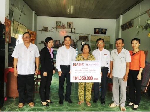 ABIC Cần Thơ chi trả quyền lợi bảo hiểm bảo an tín dụng cho khách hàng tại huyện Phong Điền và Cờ Đỏ, TP. Cần Thơ