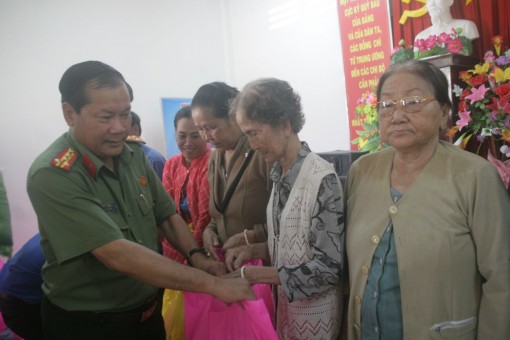 Trao 100 phần quà cho các gia đình chính sách, hộ có hoàn cảnh khó khăn