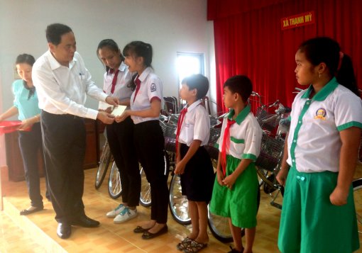Đồng chí Trần Thanh Mẫn tặng xe đạp cho học sinh nghèo hiếu học
