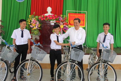 Trao quà cho học sinh vượt khó, học tốt vào đầu năm học mới