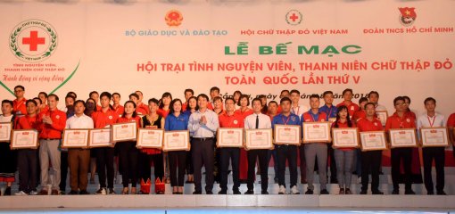 Nhiều cá nhân tiêu biểu  trong các hoạt động nhân đạo được khen thưởng