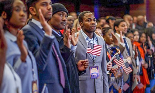 Cha mẹ vợ ông Trump trở thành công dân Mỹ