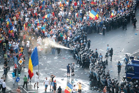 Biểu tình phản đối chính phủ Romania

biến thành bạo lực