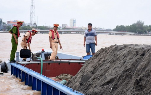 Nhắc nhở người dân neo đậu đúng nơi quy định tại bến tàu du lịch và chợ nổi Cái Răng