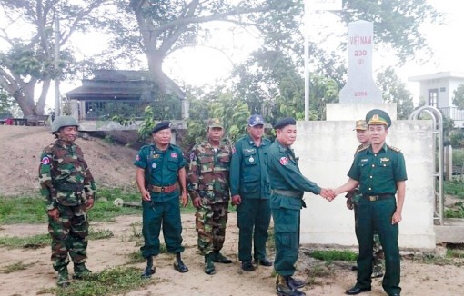 បោះ​​ជំ​ហាន​មួយ​ៗ​នៅ​តំ​បន់​ព្រំ​ដែន