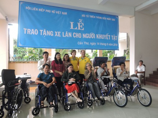 Trao 37 xe lăn, xe lắc cho người khuyết tật