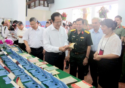 Triển lãm sách và hình ảnh “Các dân tộc Việt Nam”