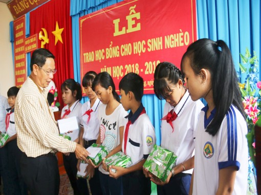 Phó Chủ tịch Thường trực Lê Văn Tâm trao học bổng cho học sinh nghèo vượt khó