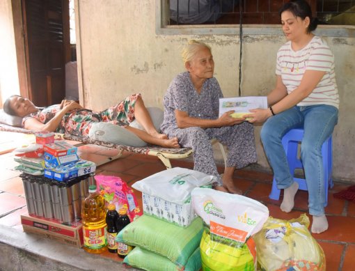 Trao tiền từ thiện giúp gia đình cụ Lê Thị Trúc
