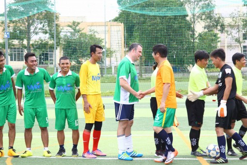 Lãnh đạo UBND thành phố giao lưu đá bóng với Tổng Lãnh sự Canada tại TP Hồ Chí Minh