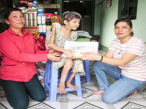 Chia sẻ khó khăn với 2 hoàn cảnh bệnh tật
