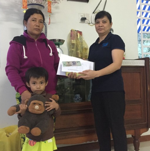 Nhóm từ thiện bạn bè chị Tuyết Lan hỗ trợ bé Mai trị bệnh