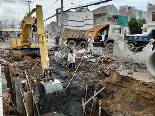 Tập trung công tác bồi thường, hỗ trợ

và tái định cư, đẩy nhanh tiến độ công trình đường và cầu Trần Hoàng Na