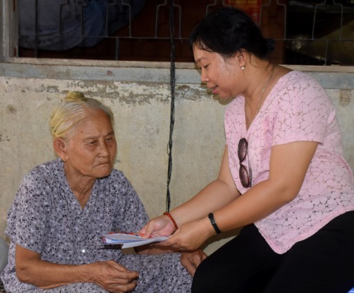 Giúp cụ 73 tuổi chăm sóc con gái bị tai biến