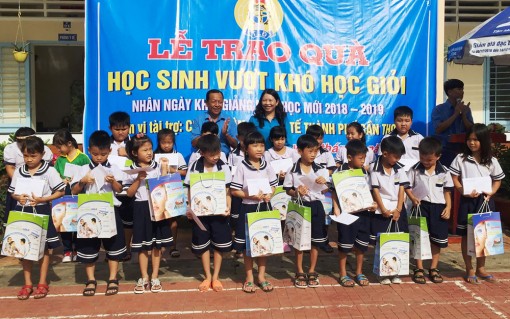Tặng quà  học sinh vượt khó, học giỏi nhân dịp năm học mới