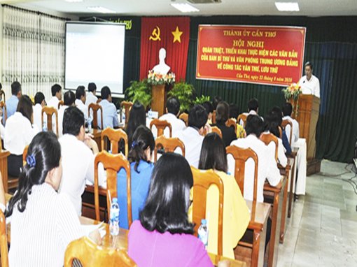 Nâng cao nhận thức cho cán bộ, công chức về vai trò, vị trí quan trọng của công tác văn thư, lưu trữ