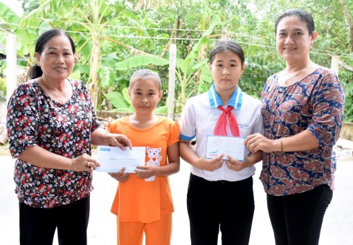 Giúp hai trẻ mồ côi tiếp tục đến trường