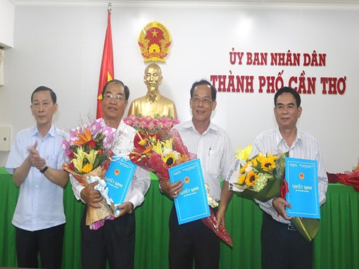 Triển khai các quyết định về công tác cán bộ