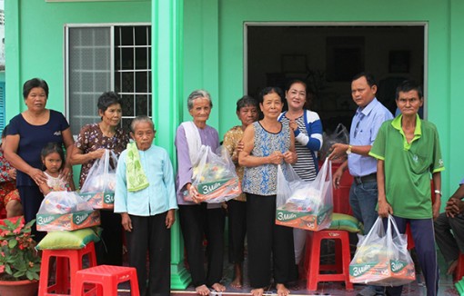 Báo Cần Thơ tặng quà cho hộ nghèo ở Trà Vinh