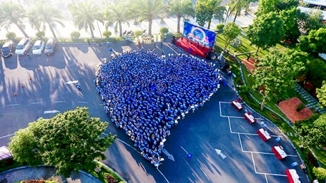 2.000 cán bộ, công nhân viên Dược Hậu Giang đi bộ

vì bệnh nhân nghèo