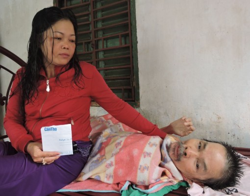 Giúp đỡ người cao tuổi, bệnh tật