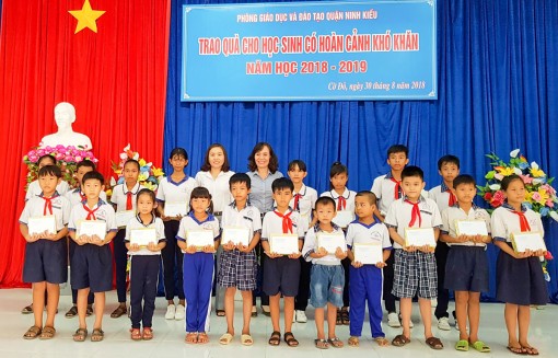 Tặng 20 triệu đồng 
và 22.000 quyển tập cho học sinh khó khăn ở huyện Cờ Đỏ