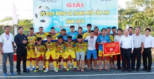 Đội bóng quận Ô Môn lên ngôi vô địch