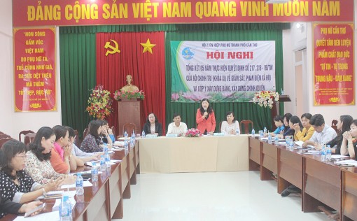 Phát huy vai trò phụ nữ trong xây dựng Đảng, chính quyền