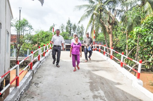 Vận động nhân dân xây dựng cầu, đường