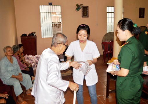 គិត​គូរ​ពី​សុខ​ភាព​ជូន​ជន​រួម​ជាតិ​ខ្មែរ