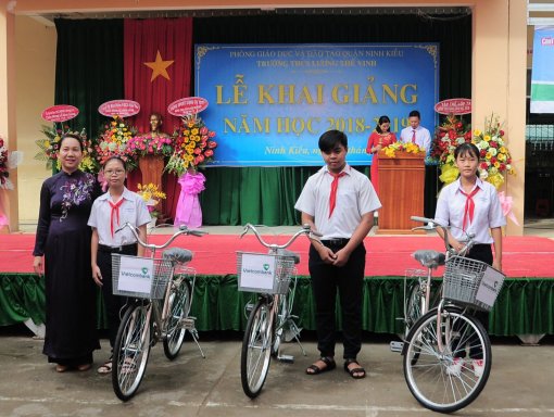 Tặng học bổng, xe đạp cho học sinh