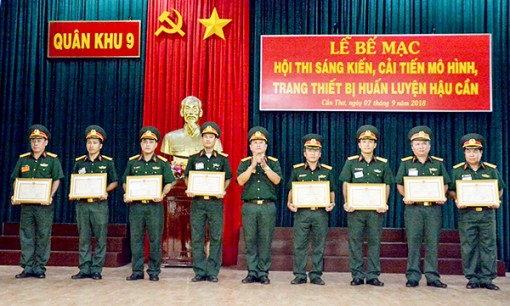 Tổ chức Hội thi “Sáng kiến, cải tiến

mô hình, trang thiết bị huấn luyện hậu cần”