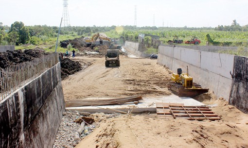 Khởi công nhiều công trình trọng điểm